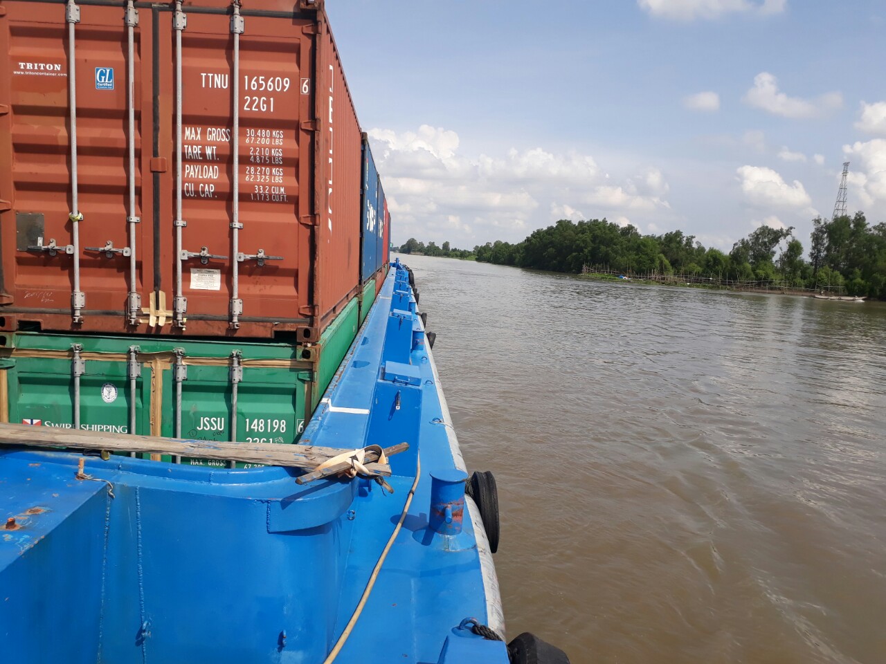 Vận chuyển hàng hóa đường thủy nội địa bằng sà lan và tàu