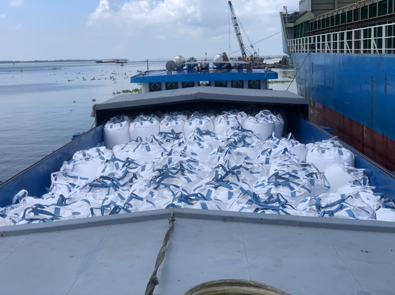 Vận chuyển hàng hóa đường thủy nội địa bằng sà lan và tàu
