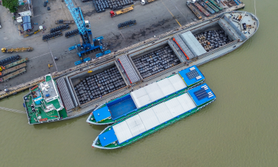 Sắt thép, tôn cuộn nên được vận chuyển bằng sà lan